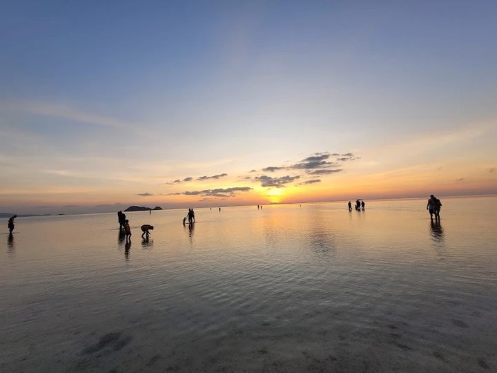 Sunset over the shallow water at Hin Kong